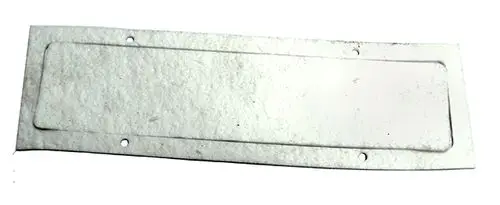 Metallplatte ohne Beschriftung, mit abgerundeten Ecken und vier Löchern. Diese Dichtung könnte für Heizungsanlagen wie die von Daikin geeignet sein.